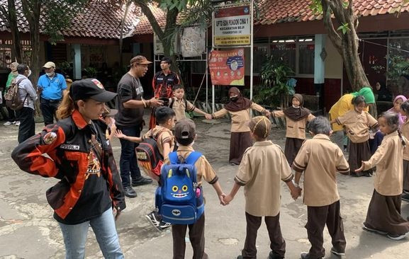 Murid SDN Pondok Cina 1 Depok Kembali Belajar Tanpa Guru