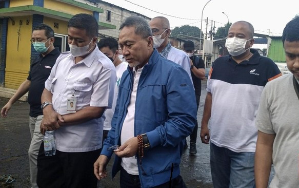 Kunjungi Tanah Abang, Zulhas Beri Uang ke Pedagang