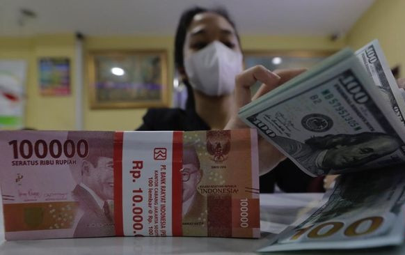 Pasar Ramal The Fed Kerek Suku Bunga, Rupiah Lesu di Rp15.727
