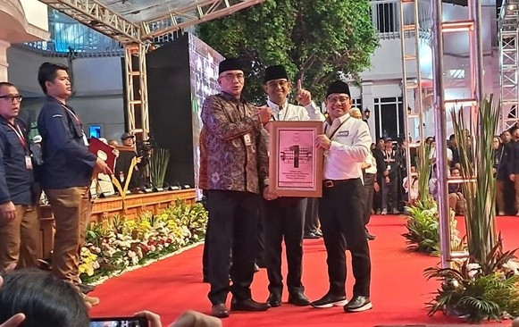 Dapat Nomor 1, Anies-Imin Acungkan Satu Jari Telunjuk di KPU