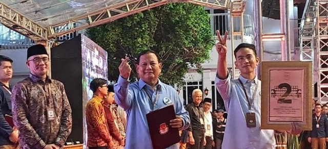 Dapat Nomor 2, Prabowo Beri Tanda Love Ala Korea dan Gibran Acungkan V