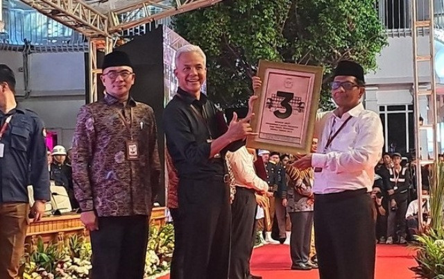 Dapat Nomor Urut 3, Ganjar dan Mahfud Acungkan Salam Metal