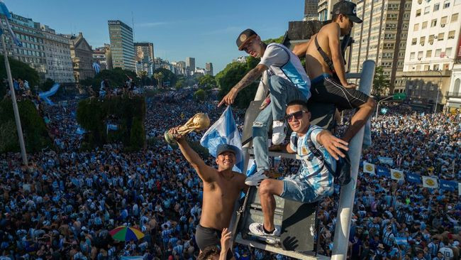 Warga Argentina Pesta  Baca artikel CNN Indonesia Warga Argentina Pesta Juara Piala Dunia saat Krisi