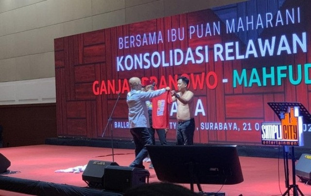 Relawan Ganjar Ngamuk Lepas Baju Depan Puan: Kami Kecewa pada Jokowi