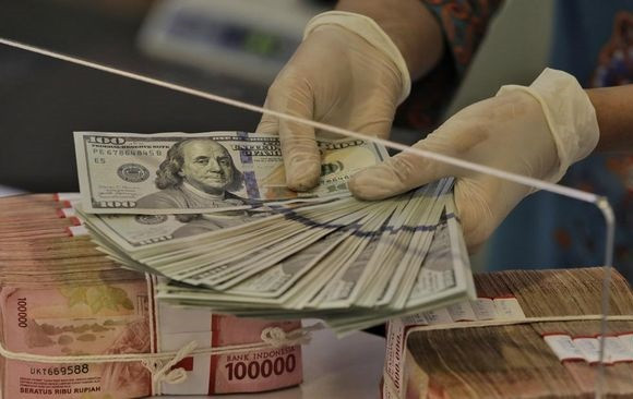 Suku Bunga The Fed Tekuk Rupiah Berlutut Nyaris ke Rp15.700